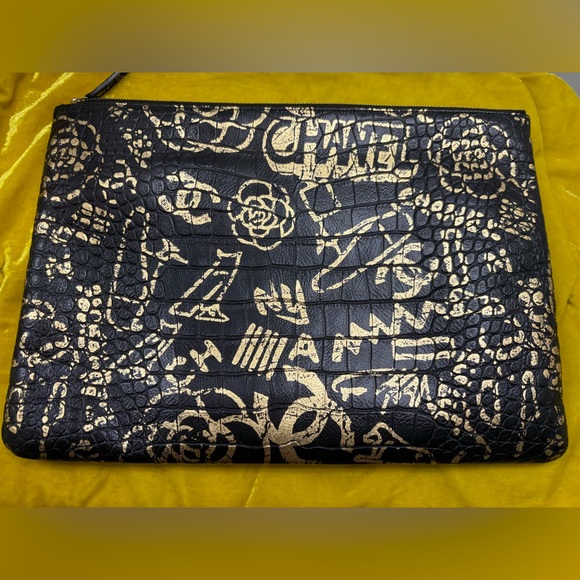 Authentic Chanel Graffiti Reissue O Case - Picture 4 of 6
